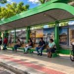 Novo abrigo em frente ao Porto Velho Shopping tem USB solar, cobertura e espaços para cadeirantes Terminal Arco em Porto Velho com passageiros no novo abrigo em frente ao shopping