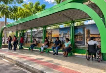 Novo abrigo em frente ao Porto Velho Shopping tem USB solar, cobertura e espaços para cadeirantes Terminal Arco em Porto Velho com passageiros no novo abrigo em frente ao shopping