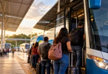 Transporte intermunicipal gratuito em Rondônia: saiba como viajar para votar Cena ilustrativa de transporte intermunicipal gratuito em Rondônia, com passageiros embarcando em ônibus rodoviário em terminal fictício; imagem gerada por IA.