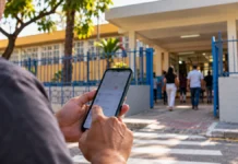 Segundo turno: TRE-RO muda três locais de votação em Rondônia locais de votação: eleitor consulta o celular diante de entrada escolar, em composição editorial ilustrativa