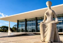 STF valida fim do duplo teto para aposentados com doença grave Composição digital ilustrativa da sede do STF e da estátua da Justiça, para reportagem sobre a ADI 6336 e o duplo teto previdenciário.
