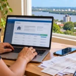 IPTU 2027: prazo para indicar créditos termina dia 31 em Porto Velho IPTU 2027: ilustração de contribuinte consultando créditos fiscais pelo notebook em Porto Velho, com documentos e calculadora.