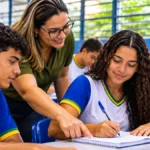 Seduc disponibiliza diretrizes e matrizes do Ensino Médio em Rondônia Professora orienta estudantes em sala de aula, composição ilustrativa sobre o Ensino Médio em Rondônia