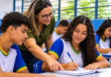 Seduc disponibiliza diretrizes e matrizes do Ensino Médio em Rondônia Professora orienta estudantes em sala de aula, composição ilustrativa sobre o Ensino Médio em Rondônia