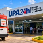 Saúde no feriadão: veja onde buscar atendimento em Porto Velho Saúde no feriadão em Porto Velho: ilustração de UPA 24 horas com ambulância do Samu 192.