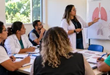 Porto Velho capacita equipes para identificar e acompanhar tuberculose Capacitação sobre tuberculose: composição ilustrativa de profissionais de saúde em reunião de orientação sobre sintomas respiratórios em Porto Velho.