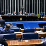 PEC da Segurança tem votação marcada para 3 de novembro no Senado Composição ilustrativa do plenário do Senado, com parlamentares, cadeiras azuis e mesa diretora.