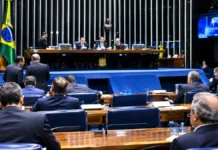PEC da Segurança tem votação marcada para 3 de novembro no Senado Composição ilustrativa do plenário do Senado, com parlamentares, cadeiras azuis e mesa diretora.
