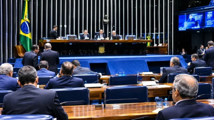 Composição ilustrativa do plenário do Senado, com parlamentares, cadeiras azuis e mesa diretora.