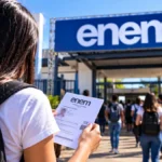 Enem 2026: consulte local de prova e horários em Rondônia Estudante com cartão de inscrição do Enem 2026 diante de uma entrada ilustrativa de local de prova
