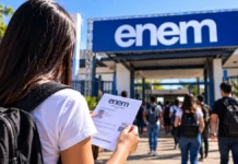 Enem 2026: consulte local de prova e horários em Rondônia Estudante com cartão de inscrição do Enem 2026 diante de uma entrada ilustrativa de local de prova