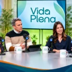 Vida Plena debate TDAH e autismo, terapias e inclusão Composição editorial ilustrativa com quatro participantes do programa Vida Plena em estúdio de entrevistas