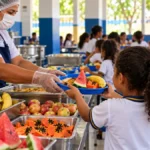 Lanche Extra atende 44.355 alunos em Porto Velho após um ano Lanche Extra em Porto Velho: estudante recebe alimentação escolar com frutas em refeitório da rede municipal.
