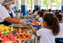 Lanche Extra atende 44.355 alunos em Porto Velho após um ano Lanche Extra em Porto Velho: estudante recebe alimentação escolar com frutas em refeitório da rede municipal.