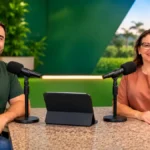 RuralCast: Elba Araújo explica reforma tributária no agro Reforma tributária no agro: composição ilustrativa de Elba Araújo e Charles Carminati em entrevista com microfones, diante de cenário agrícola.