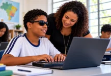 Câmara aprova proposta de acessibilidade em sites escolares Acessibilidade em sites escolares ilustrada por estudante com deficiência visual usando computador com teclado braile, acompanhado por professora.