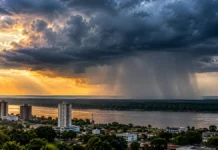 Inmet prevê chuva em Rondônia até o feriado de Finados Ilustração de nuvens de tempestade e chuva distante sobre paisagem urbana ribeirinha, representando a previsão de chuva em Rondônia no feriado de Finados.