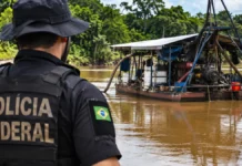 Operação Nêmesis apreende mercúrio e inutiliza dragas perto de Jirau Operação Nêmesis no Rio Madeira: ilustração de policial federal observando uma draga flutuante no rio.