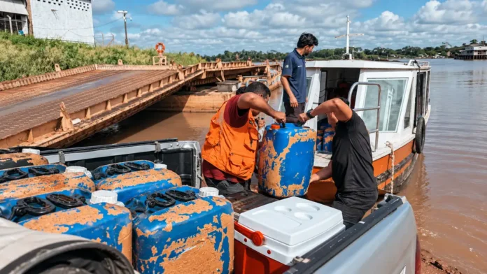 Composição ilustrativa de trabalhadores movimentando recipientes de água junto a barco e caminhonete em porto fluvial.