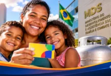 Bolsa Família: MDS nega cortes e orienta famílias de Rondônia Composição ilustrativa de uma mãe com duas crianças, cartão de benefício social, botijão de gás e referência visual ao MDS.