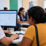 Cadastro Único ficará fora do ar de 30/10 a 02/11 em Porto Velho Cadastro Único: atendimento ilustrativo em unidade de assistência social de Porto Velho, com profissional e cidadã diante de computador.