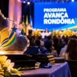 Avança Rondônia reconhece 100 escolas, 20 professores e 200 estudantes Composição ilustrativa de troféu e cerimônia de premiação do programa Avança Rondônia