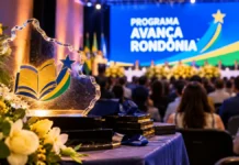 Avança Rondônia reconhece 100 escolas, 20 professores e 200 estudantes Composição ilustrativa de troféu e cerimônia de premiação do programa Avança Rondônia