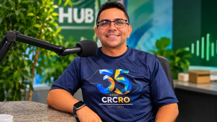 Victor Morelly ao microfone em composição ilustrativa do RuralCast sobre ações sociais do CRCRO.